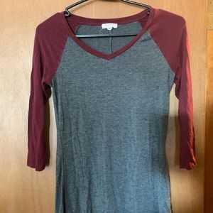 grey and maroon v-neck half sleeve blouse